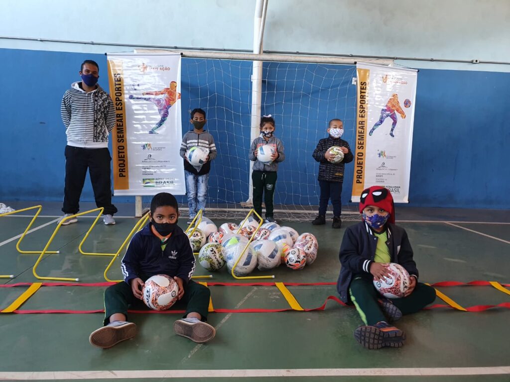 Aulas presenciais em Nova Lima- Meninos com materiais