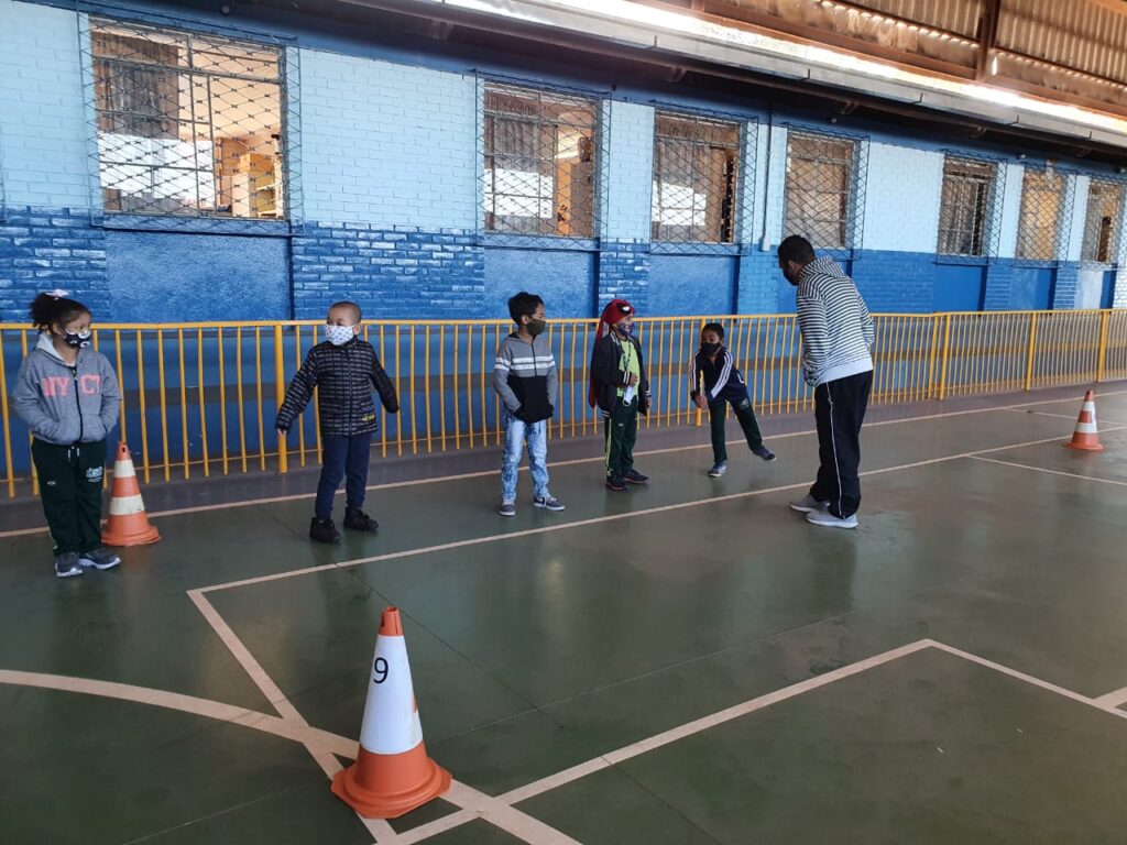 Aulas presenciais em Nova Lima- meninos se alongando