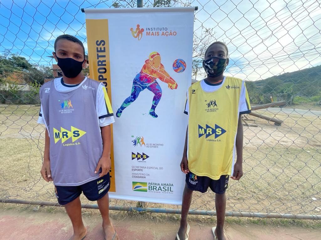 Instituto Mais Ação- Paraíba do Sul- 2 beneficiados em frente ao banner do Instituto