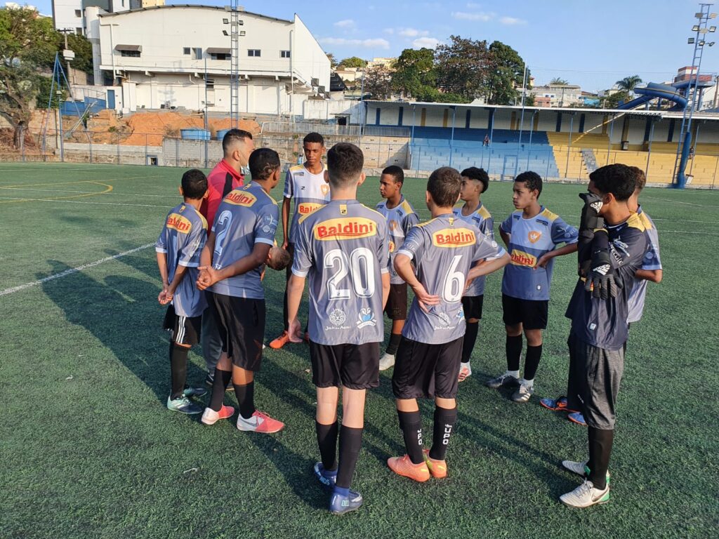 Instituto Mais Ação- Julho tem vitória do futebol em amistoso- foto do time conversando
