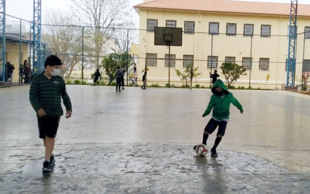 Instituto Mais Ação - Aulas presenciais em Juiz de Fora - beneficiados durante a aula de futsal