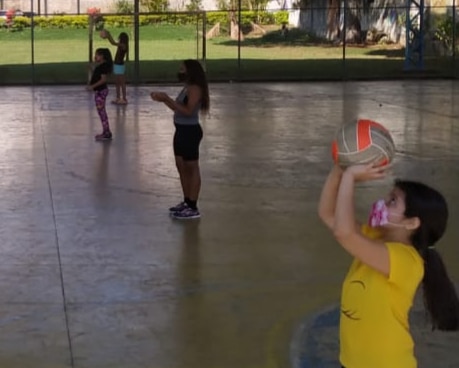 Instituto Mais Ação - Aulas presenciais em Juiz de Fora - beneficiados durante a aula de vôlei
