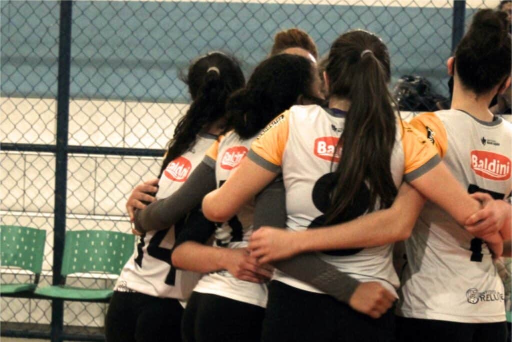 Instituto Mais Ação - Equipe de voleibol do sub-16 - foto da equipe comemorando