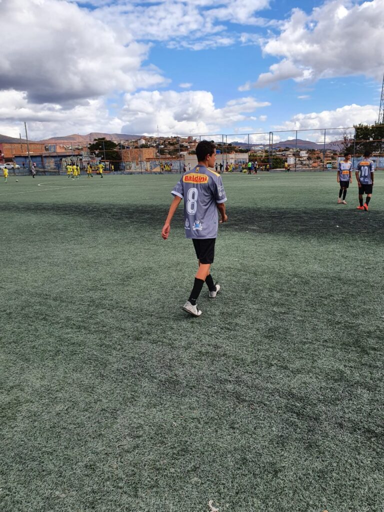 Instituto Mais Ação - MAF vence amistoso de futebol - andando durante o jogo