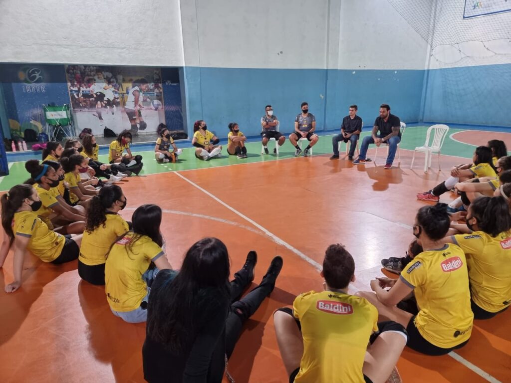 Instituto Mais Ação - Palestra no MAV - atletas sentadas em roda durante a palestra
