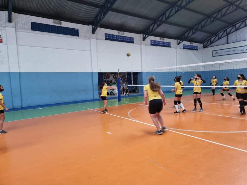 Instituto Mais Ação - Primeiro Amistoso da Iniciação - meninas jogando vôlei