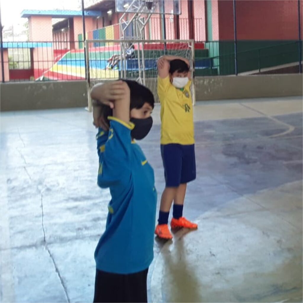 Instituto Mais Ação - Retorno das aulas em Carandaí - Beneficiados alongando