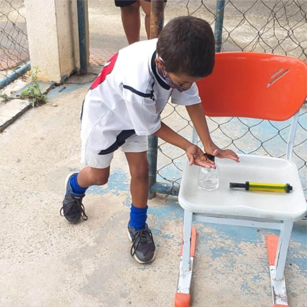 Instituto Mais Ação - Retorno das aulas presenciais em Itaguaí - Beneficiado higienizando as mãos