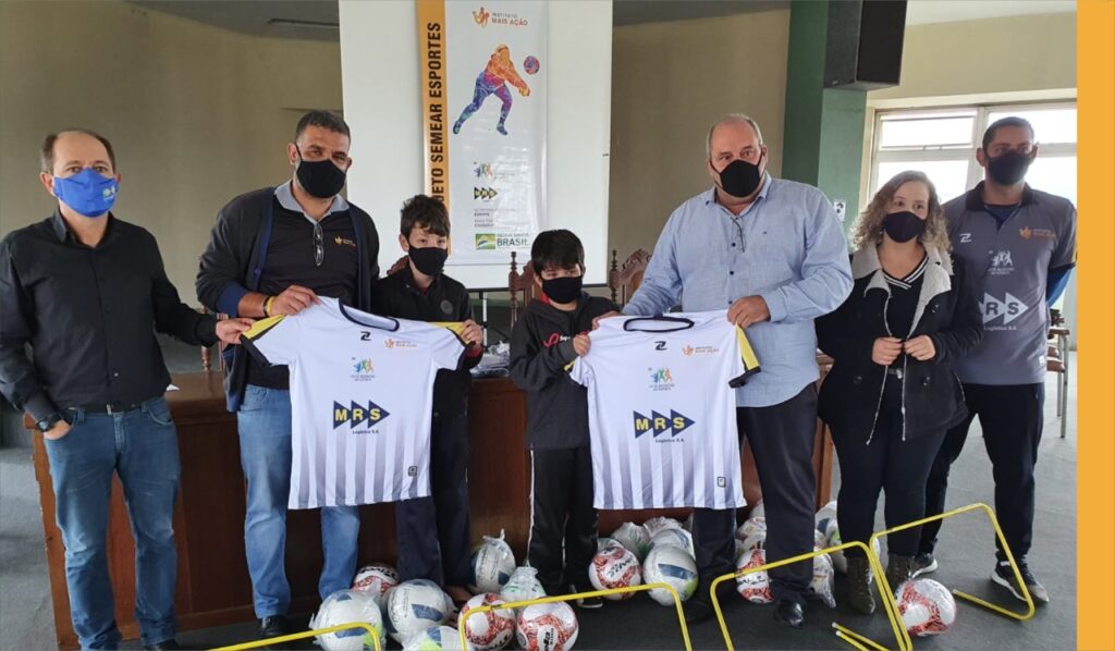 Instituto Mais Ação - Carandaí recebe uniforme - Participantes segurando uniforme e materiais