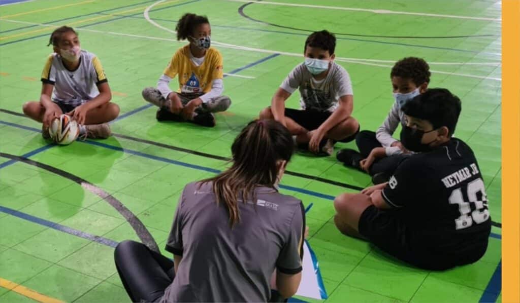 Instituto Mais Ação - Volta as aulas presenciais - Beneficiados sentados em roda