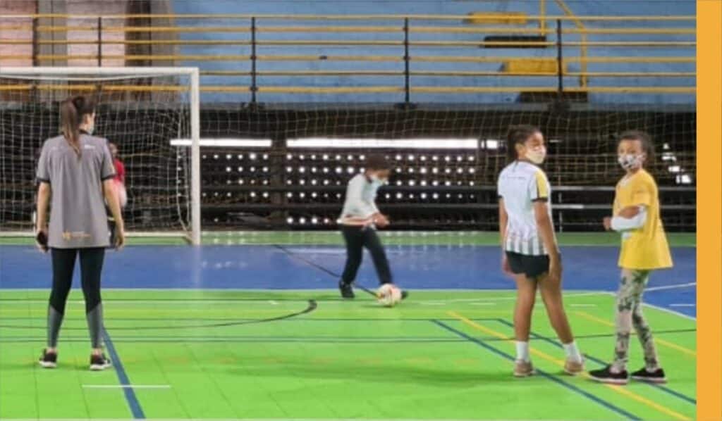 Instituto Mais Ação - Volta as aulas presenciais - beneficiados jogando bola