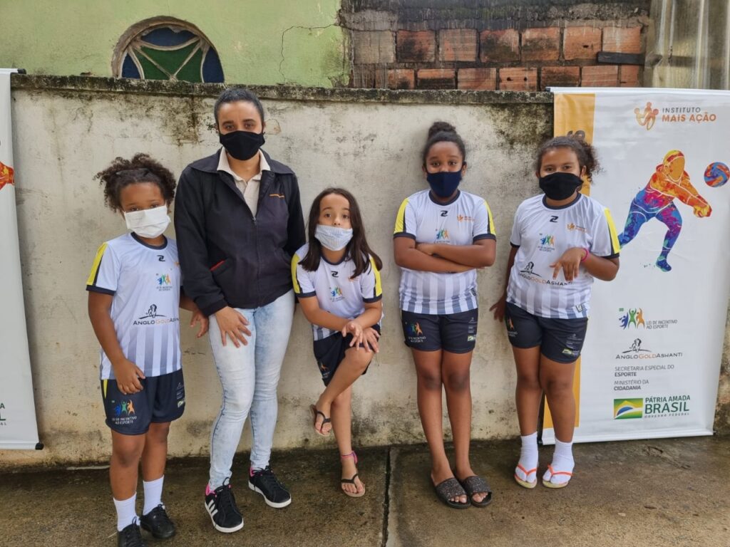 Instituto Mais Ação - Entrega de uniformes em Raposos - Beneficiadas com uniforme