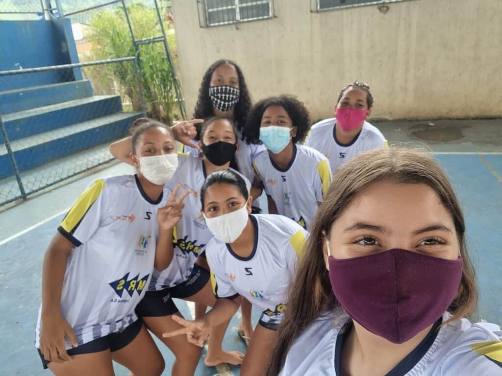 Instituto Mais Ação - Projeto em Itaguaí entrega uniforme - Beneficiadas em pose para foto