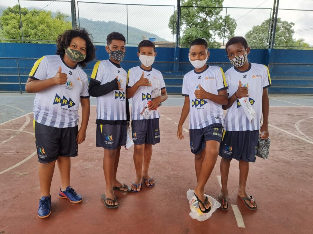 Instituto Mais Ação - Projeto em Itaguaí entrega uniforme - Beneficiados em pose para foto