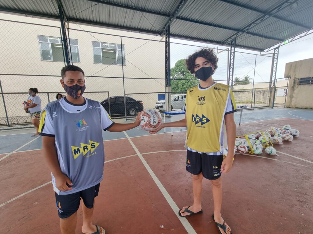 Instituto Mais Ação - Projeto em Itaguaí entrega uniforme - Beneficiados mostrando materiais