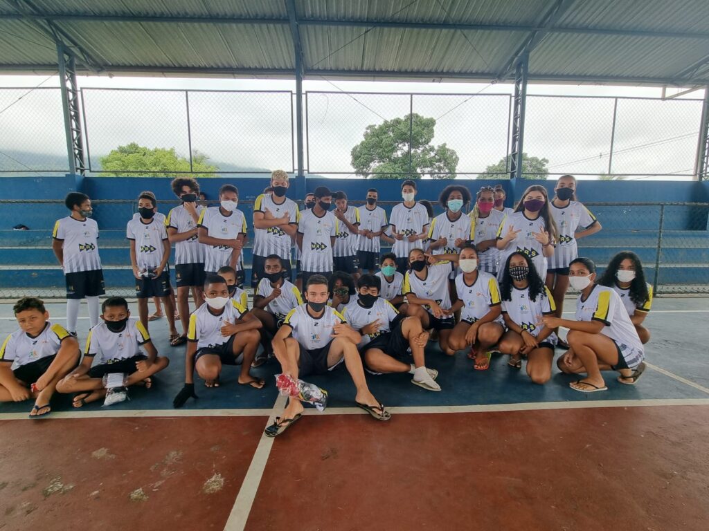 Instituto Mais Ação - Projeto em Itaguaí entrega uniforme - beneficiados em pose com uniforme