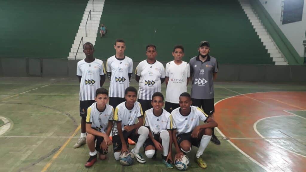 Instituto Mais Ação - Amistoso de futsal em Juiz de Fora - Foto da equipe na quadra