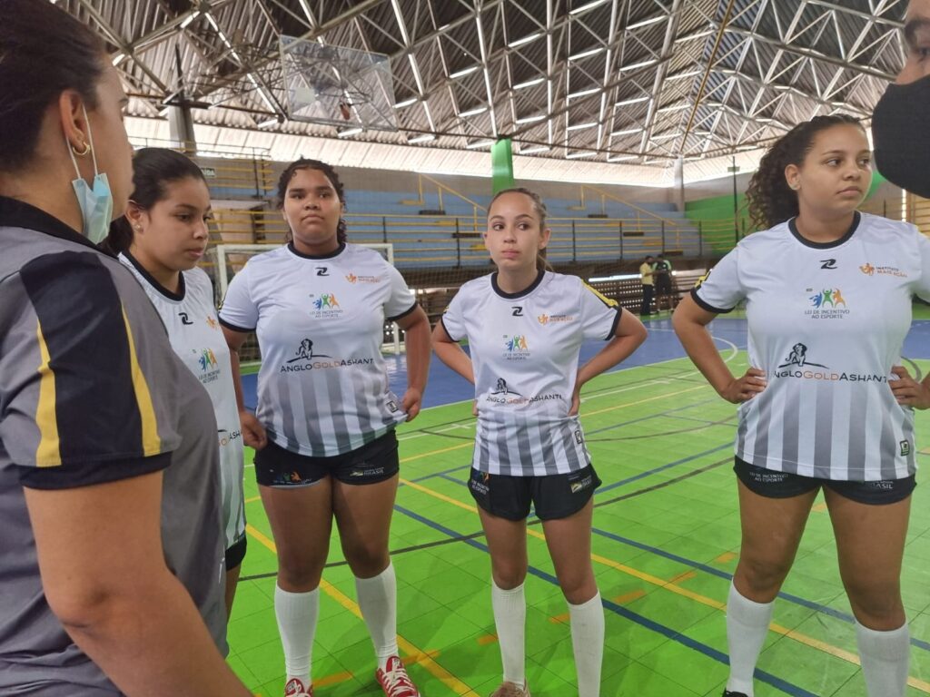 Instituto Mais Ação- Amistoso de voleibol em Caeté - Beneficiadas conversando