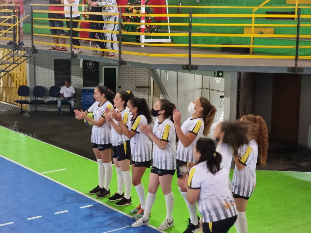 Instituto Mais Ação- Amistoso de voleibol em Caeté - Beneficiadas torcendo