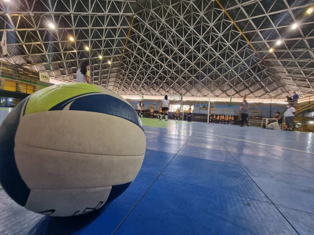 Instituto Mais Ação- Amistoso de voleibol em Caeté - bola na quadra