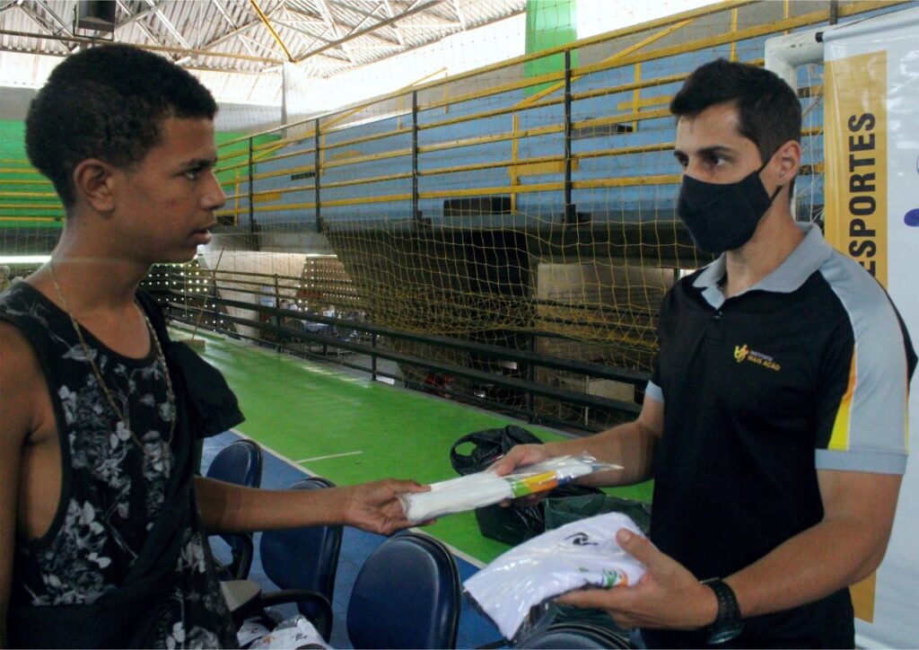 Instituto Mais Ação - Caeté recebe uniforme de aula - beneficiado recebendo uniforme
