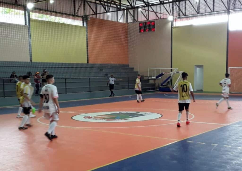 Instituto Mais Ação - Carandaí participa de reabertura do poliesportivo - beneficiados durante o jogo