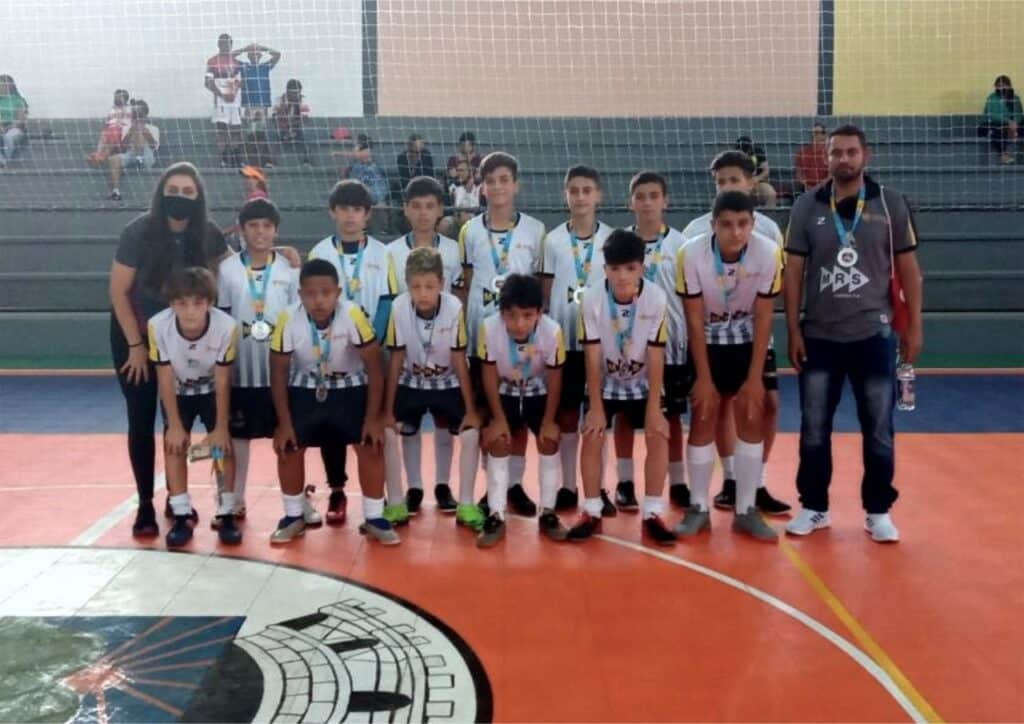 Instituto Mais Ação - Carandaí participa de reabertura do poliesportivo - time posando para foto