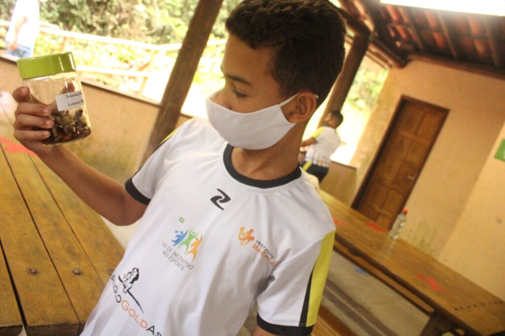 Instituto Mais Ação - Visita no CEA de Nova Lima - Beneficiado olhando pote de vidro