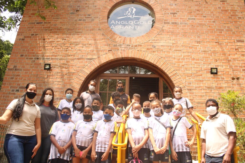 Instituto Mais Ação - Visita no CEA de Nova Lima - Beneficiados fazendo pose para foto