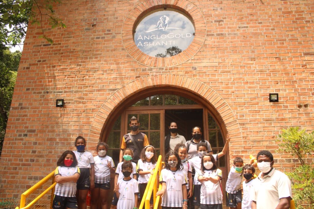 Instituto Mais Ação - Visita no CEA de Nova Lima - Beneficiados fazendo pose para foto 2