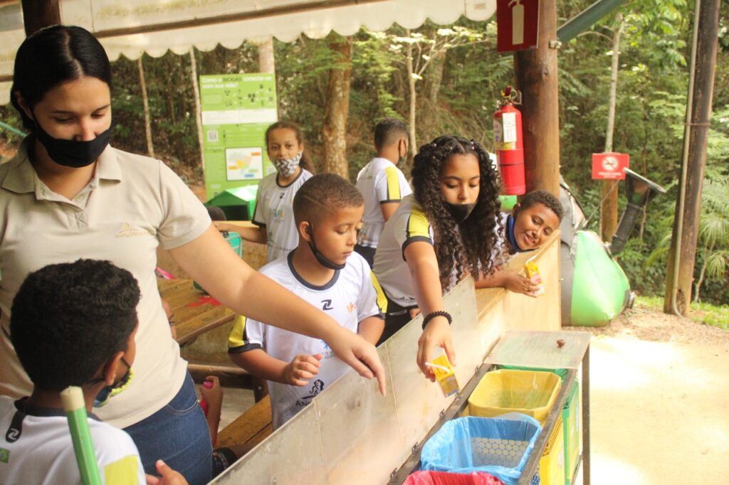 Instituto Mais Ação - Visita no CEA de Nova Lima - Beneficiados jogando caixinha de suco no lixo