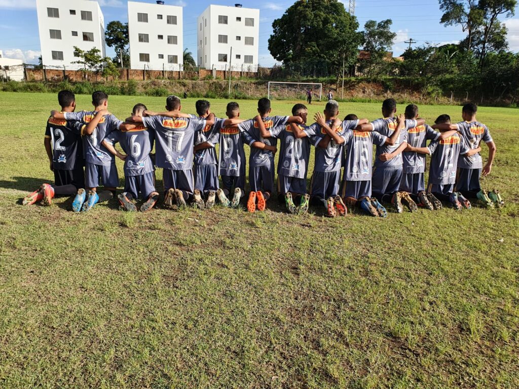 Instituto Mais Ação - Copa Alterosa 2022 - Time ajoelhado no campo