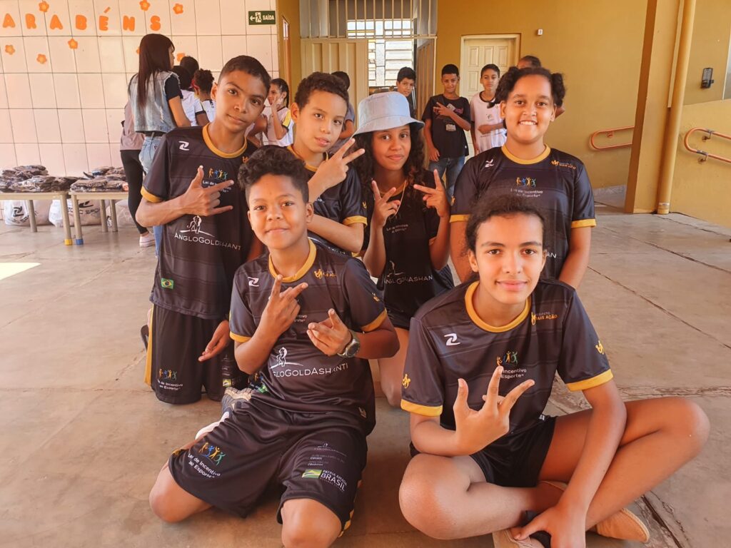 Instituto Mais Ação - Sabará recebe uniformes- Beneficiados posam para foto com uniforme