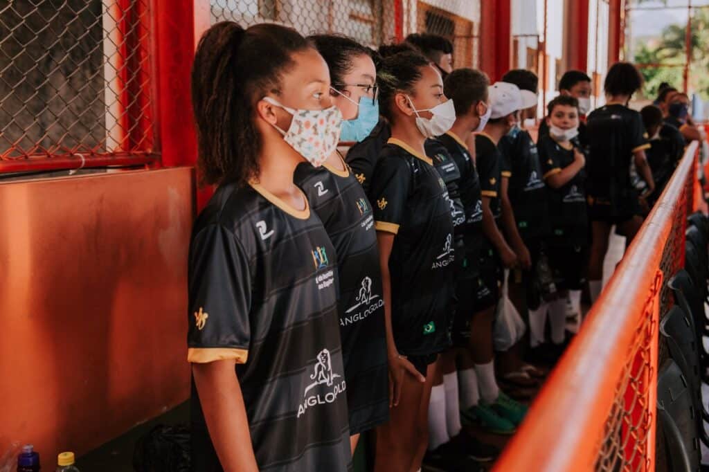 Instituto Mais Ação - Santa Bárbara recebe uniforme - Beneficiados usando uniforme