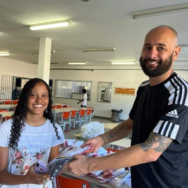 Instituto Mais Ação - Entrega de uniforme em Itaguaí - beneficiada recebendo uniforme