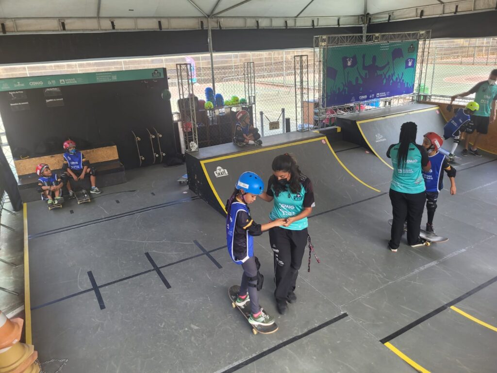 Instituto Mais Ação - Academia de skate - beneficiada andando de skate com ajuda