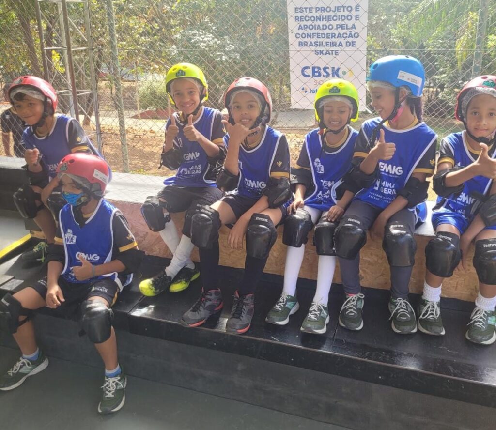 Instituto Mais Ação - Academia de skate - beneficiados sentados posando para foto