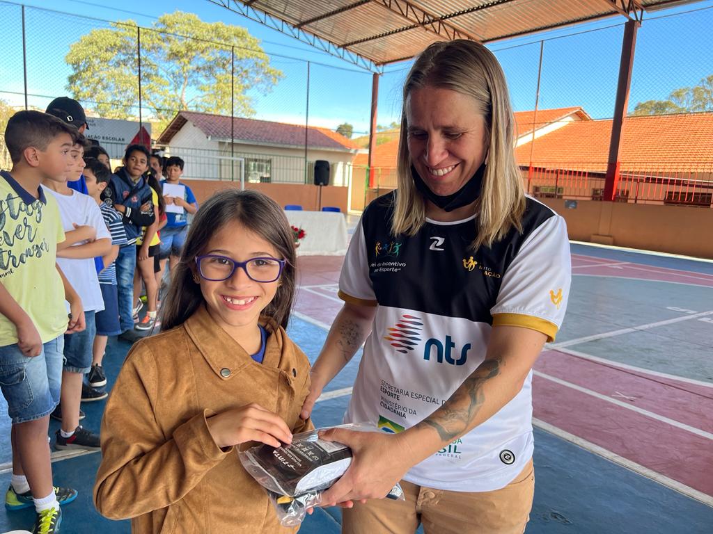 Instituto Mais Ação - Sementinhas do Esporte - Uniformes entregues em Carandaí - Beneficiada recebendo uniforme
