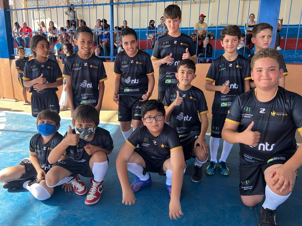 Instituto Mais Ação - Sementinhas do Esporte - Uniformes entregues em Carandaí - beneficiados posando com uniforme (2)