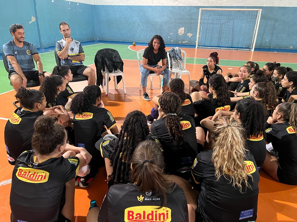 Instituto Mais Ação - Palestra no MAV - atletas sentadas na quadra durante a paletra