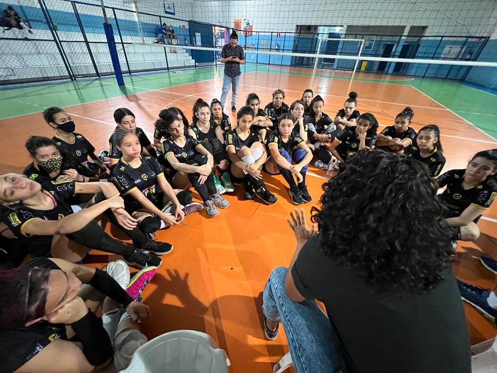 Instituto Mais Ação - Palestra no MAV - atletas sentadas na quadra durante a paletra