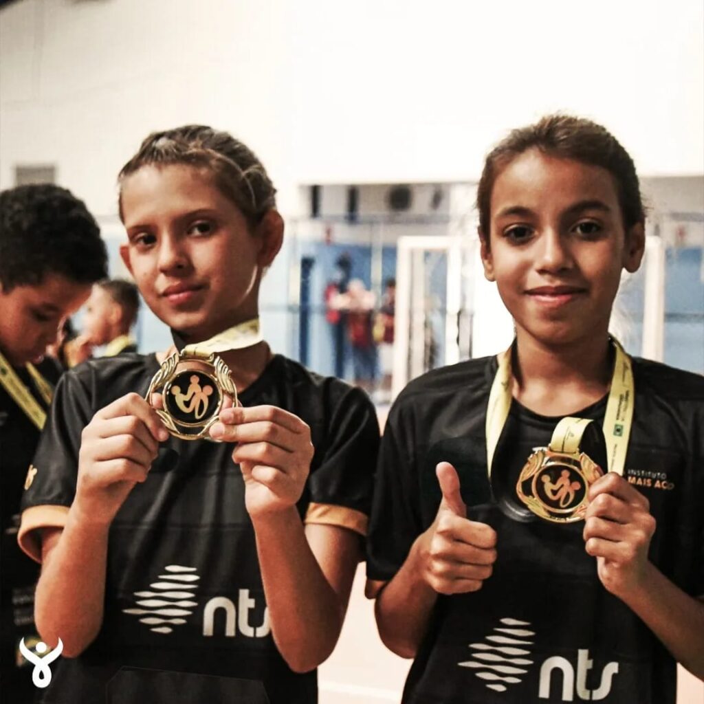 Instituto Mais Ação - Jogos Inspiração - beneficiados segurando medalha