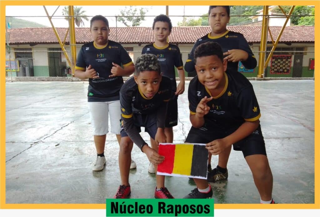 Instituto Mais Ação - No clima da Copa - Semear 2 - Foto com beneficiados com bandeira