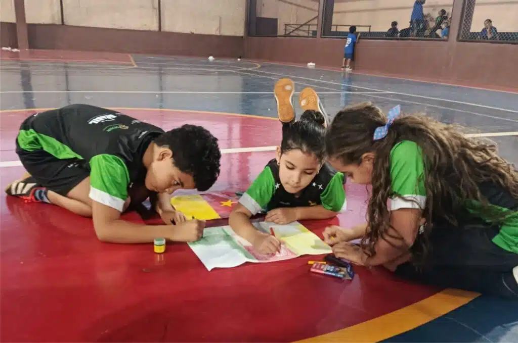 Núcleo Uberaba produzindo bandeira de Senegal